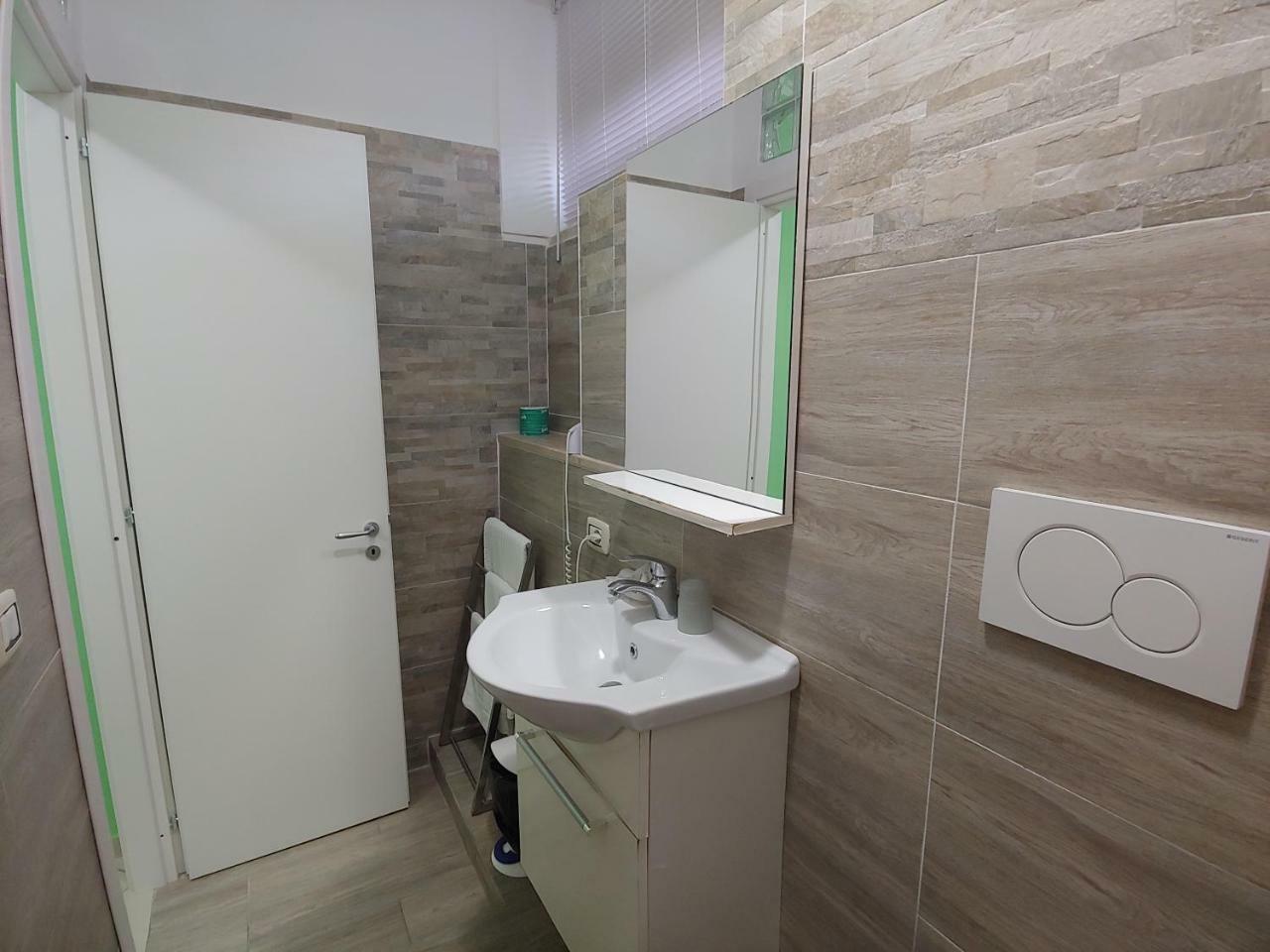 Single Room Basement,777466537:JPEG
